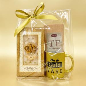 Presentset Guld Värd i cellofan (Chokladpraliner, mugg & te)